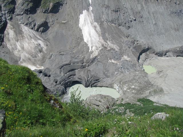 Tiefblick auf das weitgehend eisfrei gewordene Zungenbecken des Unteren Grindelwaldgletschers