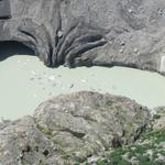 grosse Gletscherseen haben sich gebildet. Eine Gefahr für Grindelwald. Mittels einem Entlastungsstollen wurde diese gebant