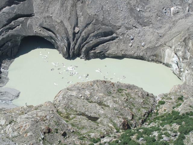 grosse Gletscherseen haben sich gebildet. Eine Gefahr für Grindelwald. Mittels einem Entlastungsstollen wurde diese gebant