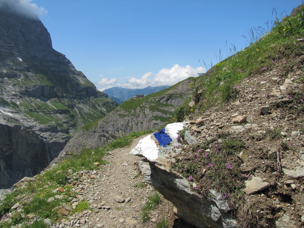 der Weg ist weiss-blau-weiss markiert. Bis Bänisegg aber relativ einfach. Danach wird's schwieriger