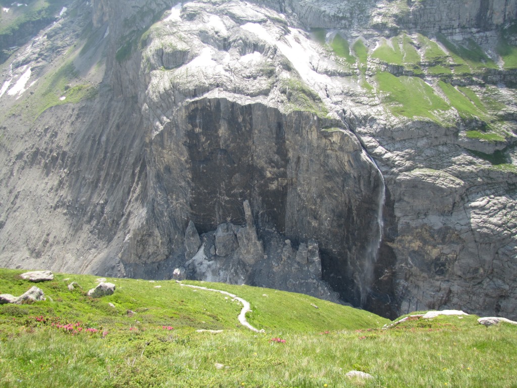 gut ersichtlich die Abrissstelle, wo vor ein paar Jahren grosse Felsmassen auf den Gletscher fielen