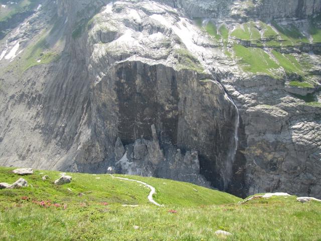 gut ersichtlich die Abrissstelle, wo vor ein paar Jahren grosse Felsmassen auf den Gletscher fielen