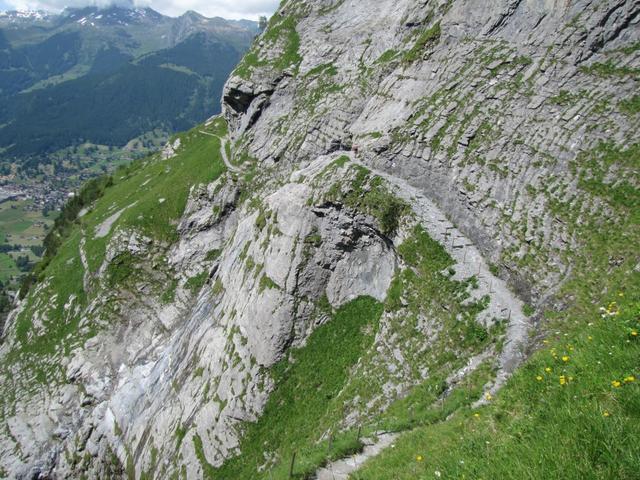 fast senkrecht geht es hier in die Tiefe