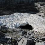 in diesem Graben liegen oft noch bis in den Sommer hinein, grosse Altschneefelder