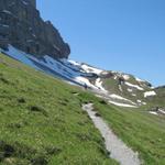 der gut markierte und ausgebaute nicht ausgesetzte Wanderweg, führt direkt neben der Eiger Nordwand