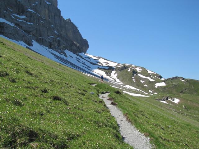 der gut markierte und ausgebaute nicht ausgesetzte Wanderweg, führt direkt neben der Eiger Nordwand