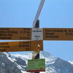 Wegweiser bei der Station Eigergletscher 2320 m.ü.M.