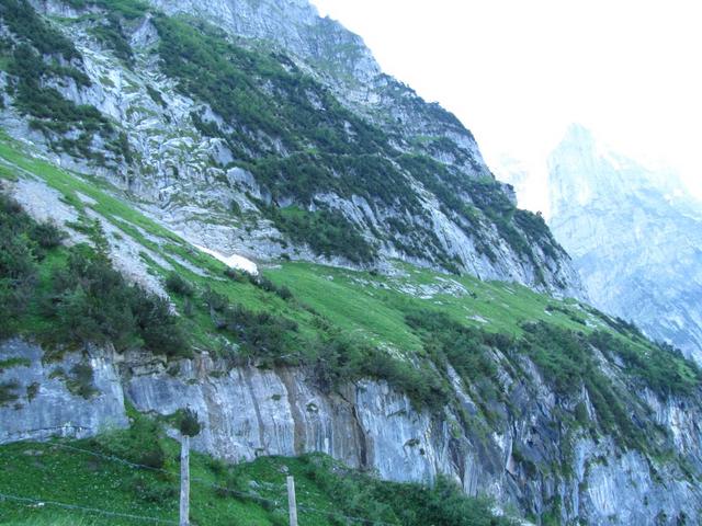 Blick hinauf zum Ischpfad. Dieser ausgesetzte Pfad werden wir unter die Füsse nehmen