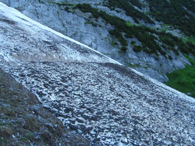 zuerst müssen wir aber das grosse Altschneefeld überqueren