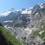 nach Engi biegt der Bergpfad in die eisige Bergwelt des Oberer Grindelwaldgletscher hinein