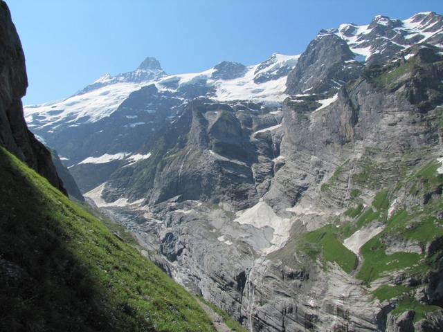 nach Engi biegt der Bergpfad in die eisige Bergwelt des Oberer Grindelwaldgletscher hinein