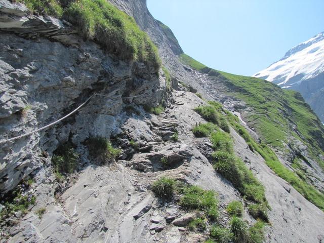 hier ist der Bergpfad zum Teil gesichert