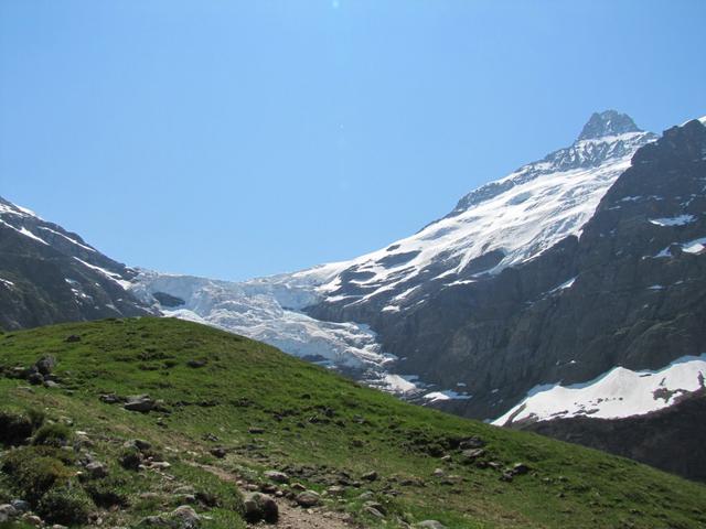 zum ersten Mal kommt das überfirnte Schreckhorn rechts ins Blickfeld