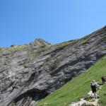 diese Felswand muss überwunden werden, um zur Glecksteinhütte zu gelangen. Seht ihr die Hütte?