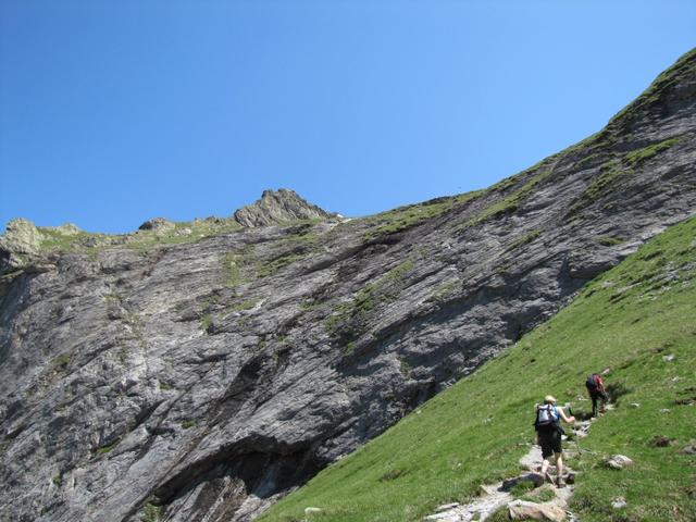 diese Felswand muss überwunden werden, um zur Glecksteinhütte zu gelangen. Seht ihr die Hütte?