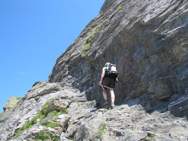 ein im Fels gehauener Weg führt uns weiter aufwärts