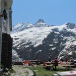 Blick von der Glecksteinhütte auf die Berner Eisriesen