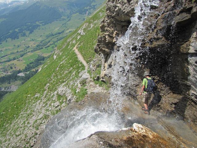 Franco beim unterqueren des Wyssbach. Um eine kalte Dusche, kommt man hier fast nicht vorbei