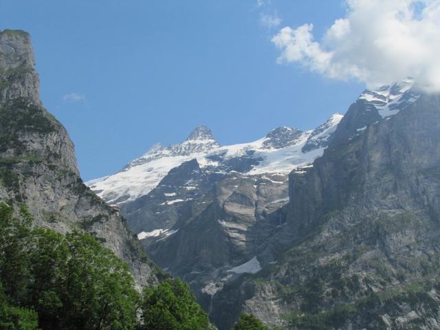 Blick hinauf zum Schreckhorn. Es war eine sehr schöne fordernde Bergwanderung