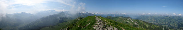 was für ein traumhaftes Breitbildfoto auf dem Rinderberg 2078 m.ü.M. Wildstrubel, Wildhorn und Les Diablerets