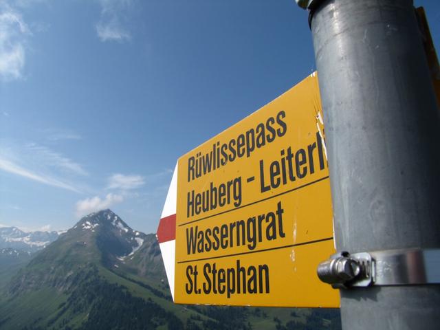 Wegweiser bei Punkt 1939 m.ü.M. unser nächstes Ziel der Rüwlissepass