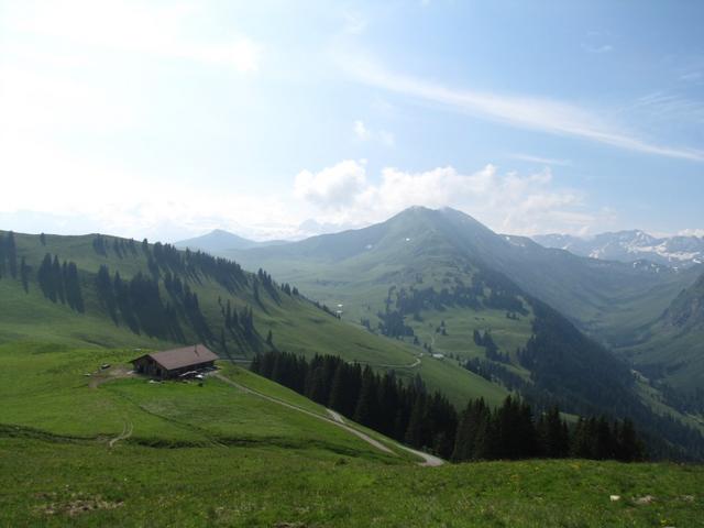 Blick auf die Alp Parwenge mit seinen Alphäusern