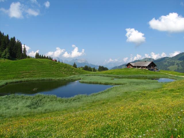 wir umrunden den schönen Rüwlisee