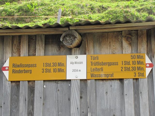 Wegweiser auf der Alp Wistätt 2034 m.ü.M.