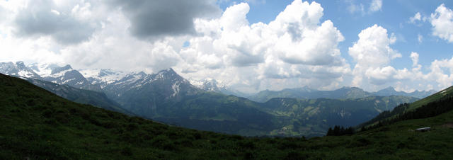 Breitbildfoto vom Türli aus gesehen, mit Blick Richtung Wildhorn