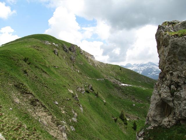 Blick von der Tube aus gesehen auf unserem weiteren Wegverlauf der uns zum Trüttlisbergpass bringen wird