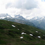 Breitbildfoto kurz nach der Tube mit Blick zum Wildstrubel und Wildhorn