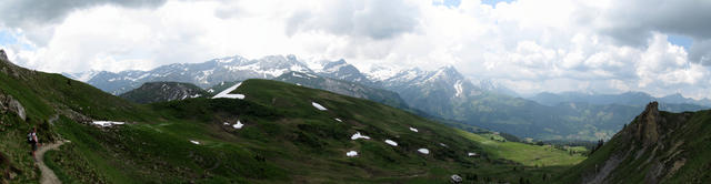 Breitbildfoto kurz nach der Tube mit Blick zum Wildstrubel und Wildhorn