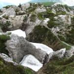 das Gibsgestein bildet bei seiner Auflösung durch Regenwasser Einsturztricher (Dolinen)