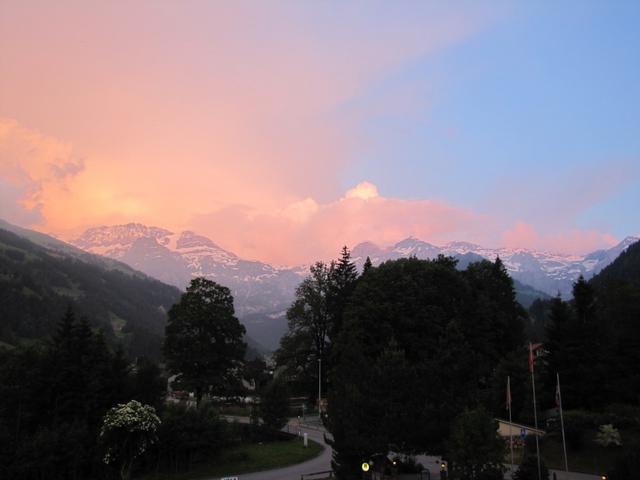 der Regen ist vorbei. Sonnenuntergangstimmung beim Wildstrubel