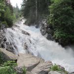 schaümend und tosend bannt sich die Simme durch einen Felseinschnitt den Weg ins Tal