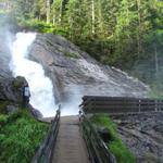 die Barbarabrücke überspannt hier die Simme. Der Fluss donnert hier wild und ungebändigt zu Tal