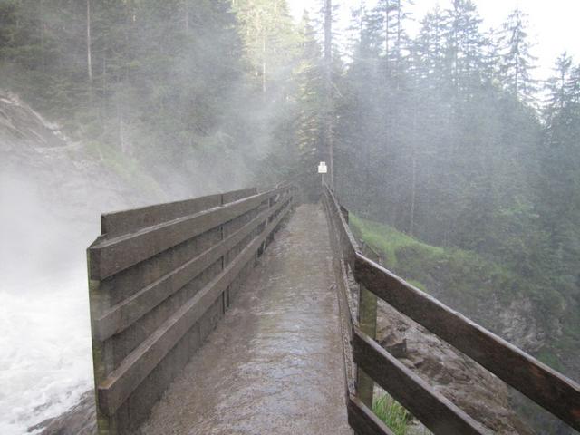 die Simme überzieht die Barbarabrücke mit einer feinen Gischt