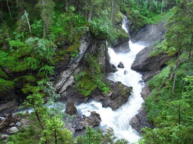 ab und zu geben die Bäume den Blick frei in die schwindelerregend tiefen Einschnitte der Simme