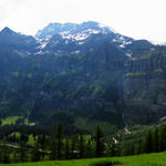 schönes Breitbildfoto von Langer aus gesehen. Ammertespitz, Ammertegrat, Ammertehore und Wildstrubel