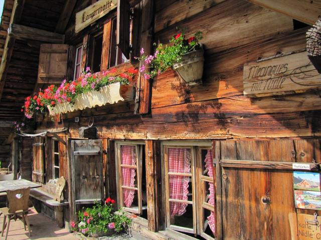 trotz der schweren Arbeit, finden die Bauern noch Zeit ihre Häuser mit Blumen zu beschmücken