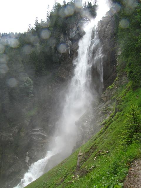 mit seinen mehr als 100 m Fallhöhe zählt der Iffigfall zu den schönsten Wasserfällen im Berner Oberland