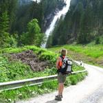 Mäusi bestaunt noch einmal den schönen Wasserfall