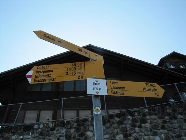 Wegweiser bei Gstaad-Bissen 1170 m.ü.M. uns heutiges Ziel der Wasserngrat