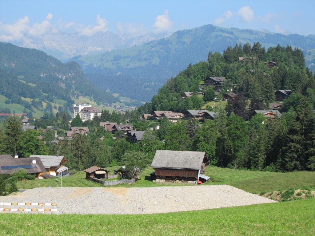 Blick auf Gstaad. Gut ersichtlich das 5* Hotel Palace in Gstaad