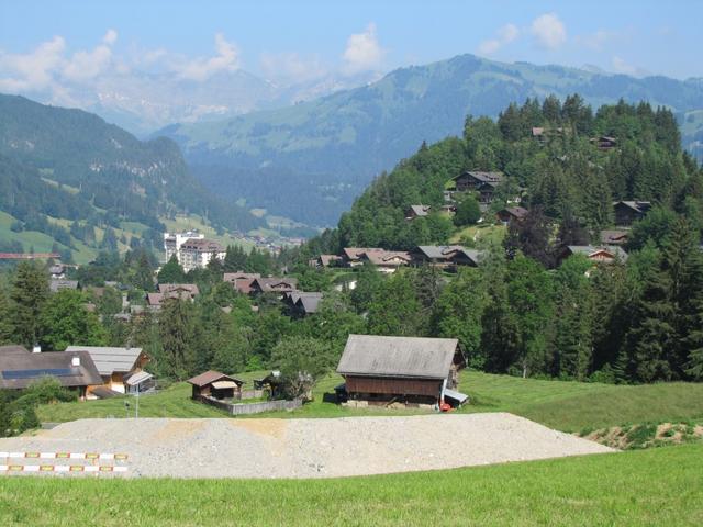 Blick auf Gstaad. Gut ersichtlich das 5* Hotel Palace in Gstaad