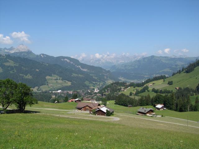 Blick hinunter nach Gstaad