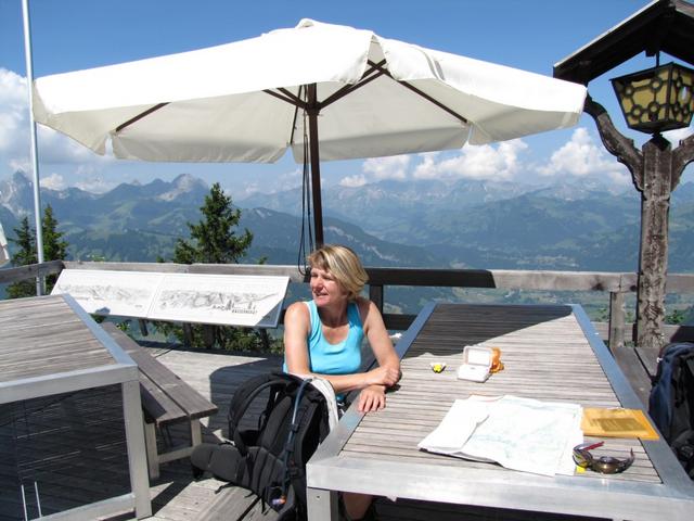 wir geniessen die Stille. Wir sind ganz alleine auf der traumhaft schönen Terrasse