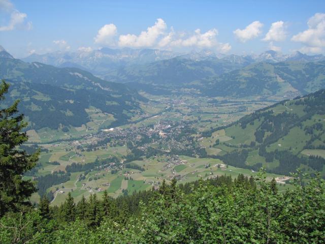 Blick hinunter nach Gstaad