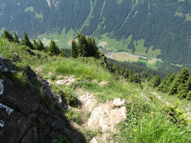 fast senkrecht geht es hinunter in das Lauenental