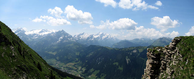 Breitbildfoto mit Wildhorn, Arpelistock und Les Diablerets. Dort oben waren wir auch schon